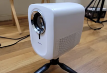 便宜的 1080p Mudix S1 便携式投影仪可以快速拿起和使用
