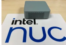 英特尔公关经理展示新的 NUC 迷你 PC 原型设计