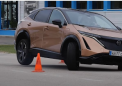 日产 Ariya Crossover 在驼鹿测试中击败 BMW i4 轿车
