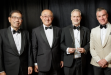铃木 GB 在颁奖典礼上庆祝其最佳汽车经销商