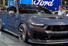 第一辆 2024 年野马前往 Barrett-Jackson 的亚利桑那州拍卖会