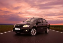 廉价的 2022 年 LADA Granta 轿车出现在 AVTOVAZ 展厅