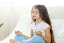 5个瑜伽姿势让孩子抵消长时间屏幕的影响