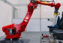 特斯拉展示了巨大的仿生手臂测试 Model 3 座椅