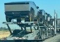 配备新型特斯拉 Cyber​​truck 的卡车出现在美国道路上