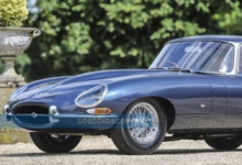 1961 年第一辆量产的右舵捷豹 E-Type 轿跑车被拍卖