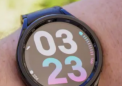 一款 UI 5 Watch 将应用程序文件夹带到您的 Galaxy Watch