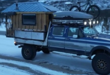 一辆福特 F-350 皮卡被改装成车轮上的家